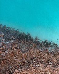Obraz premium A rocky shoreline with turquoise water