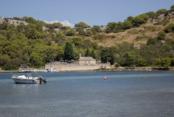 Obraz premium Coastal scene with boat and historic building.
