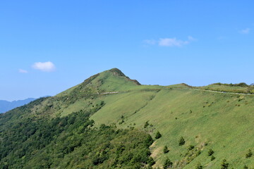 Fototapeta premium 尾根沿いを走るUFOライン 夏の終わり （高知県 町道瓶ヶ森線）