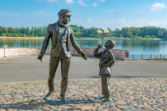 RYBINSK, RUSSIA - AUGUST 25, 2024: Sculpture of literary and film hero of the Ostap Bender on the Volga embankment on a sunny August day