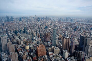Fototapeta premium View of Manhattan, New York City, showcasing skyscrapers and the Hudson River on a clear day