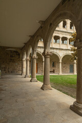 Obraz premium grass surrounded by arches