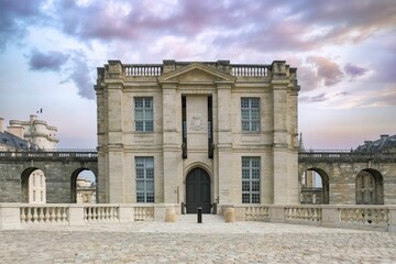 Obraz premium Beautiful medieval castle of Vincennes in France under the blue sky
