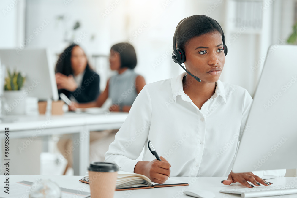 Aufkleber notes, businesswoman and microphone with computer for call center, telemarketing and customer inform