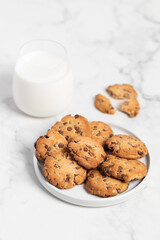 chocolate chip cookies, glass of milk, american cookies