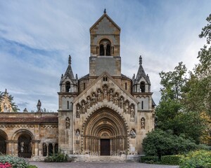 Obraz premium Stunning view of the Vajdahunyad Castle Chapel in Budapest, Hungary