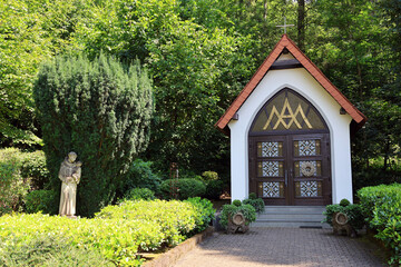Die idyllisch am Waldrand gelegene Marienkapelle in Werbeln im Landkreis Saarlouis im deutschen...