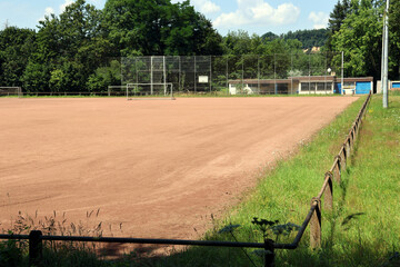 Alter verlassener Fußballplatz mit Tennenbelag, auch als Hartplatz oder Ascheplatz bezeichnet. 