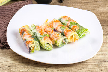 Vietnamese spring roll with prawn and mango