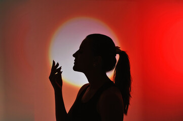 mulher misteriosa sensitiva em frente ao sol 