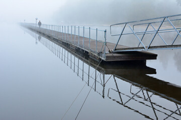 Molo na jeziorze w mglisty poranek © Hanna