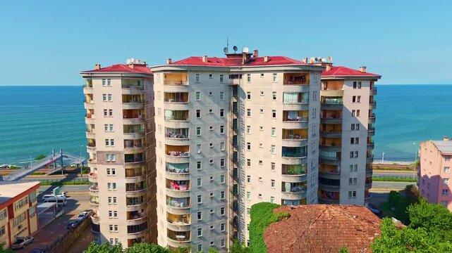 Aerial view a large apartment building with.