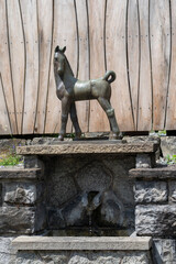 Obraz premium Horse statue on a public drinking water fountain in Brienz, Switzerland