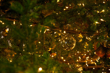 金色のクリスマスオーナメント