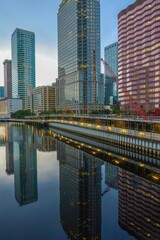 Naklejka premium Night view of Tampa Florida along the Hillsborough River in the evening