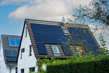 Solarpanele und Solarthermie auf dem Dach eines Einfamilienhaus in Essen, Deutschland