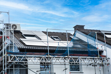 Gerüst und Solarpanele auf dem Dach eines Einfamilienhaus in Essen, Deutschland