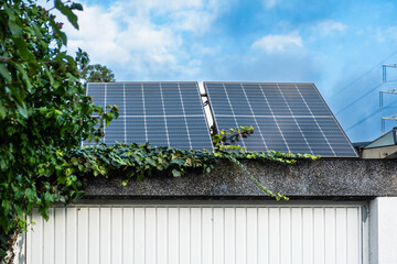 Solarpanele auf dem Garagendach in Essen, Deutschland