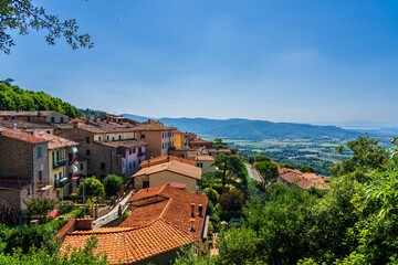 Obraz premium Hillside village in Tuscany with scenic landscape