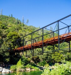 Naklejka premium Scenic bridge crossing the Yuba River in Northern CA