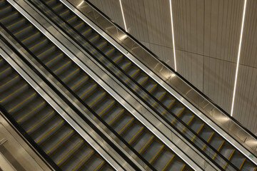 Obraz premium Modern Escalator with Sleek Lighting and Balanced Design