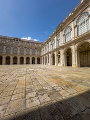 Obraz premium kamienny dziedziniec i sukiennice na dziedzińcu zamku królewskiego w Madrycie w Hiszpanii