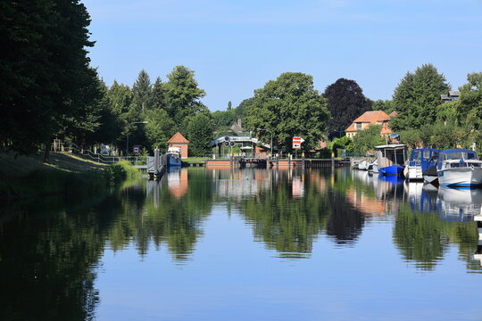 Blick &uuml;ber den Fluss Elde auf die Stadt Plau am See