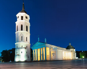 Obraz premium Illuminated Cathedral Square with Vilnius Cathedral and bell tower at night. Sightseeing, chill destinations travel trend . Lithuania. Place for text