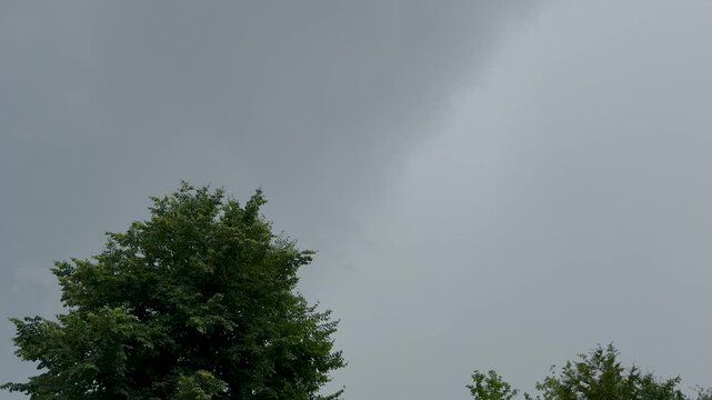 Rollwolke sammelt sich zu einem Unwetter am Himmel zusammen