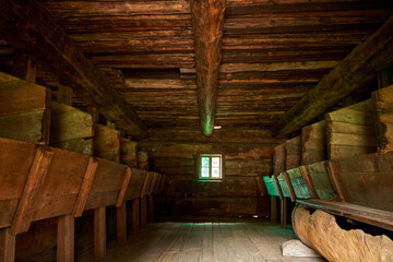 Obraz premium Exploring the Interior of an Old Log Barn in Maihaugen at the Lillestrøm Open-Air Museum: A Glimpse into Traditional Norwegian Agricultural Architecture