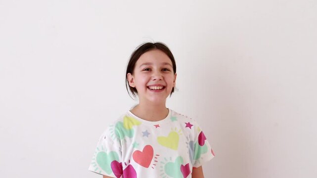 Menina pr&eacute; adolescente sorridente usa coroa de princesa 