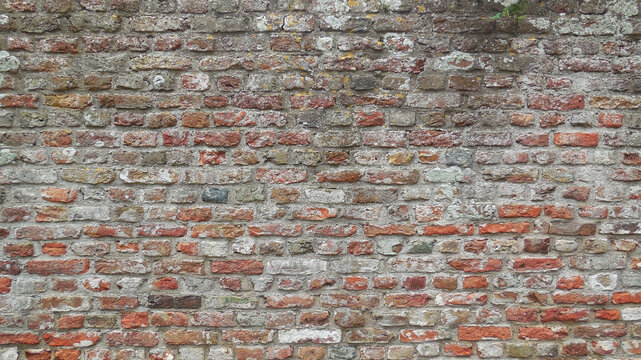 Eine gro&szlig;e, gepflegte Ziegelsteinmauer in rotbraunen, grauen und braunen T&ouml;nen mit sch&ouml;ner Textur