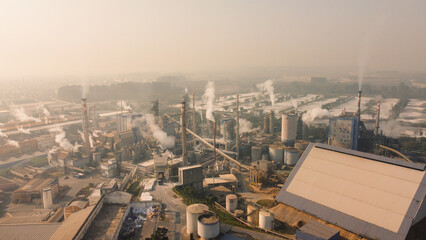 Visão aérea da planta industrial máquinas caldeiras chaminé de uma indústria de papel e celulose