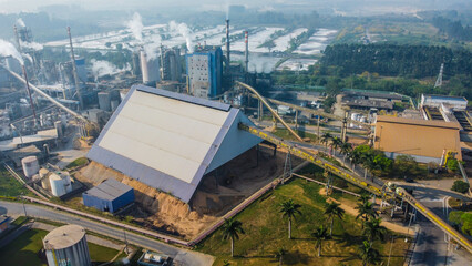 Visão aérea de uma indústria de papel e celulose no Brasil