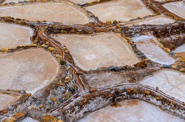 Estanques de Sal en las Salinas de Maras en Cusco, Perú.