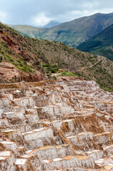 Viasta al valle desde las Salinas de Maras en Cusco, Perú.