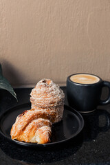 Delicioso café con pan en un mostrador