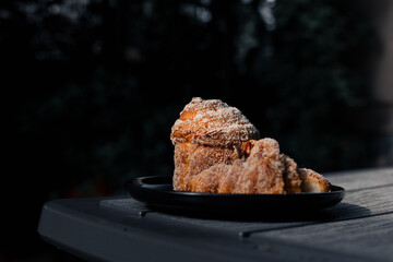 Delicioso café con pan en un mostrador