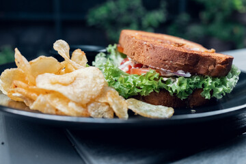 Sandwich de carne  acompañado de papas caseras