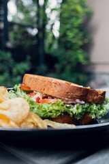 Sandwich de carne  acompañado de papas caseras