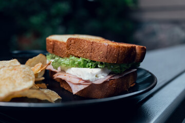 Sandwich de jamon de pavo con panela acompañado de papas
