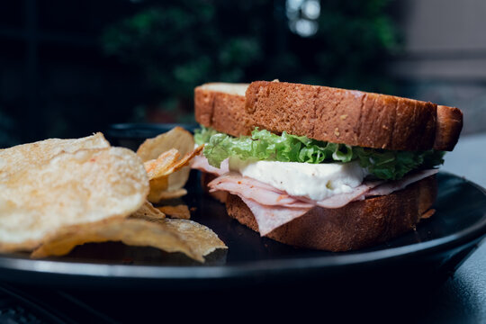Sandwich de jamon de pavo con panela acompa&ntilde;ado de papas
