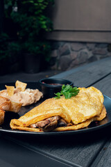 Omelette de champiñones acompañados de frijol y pan 