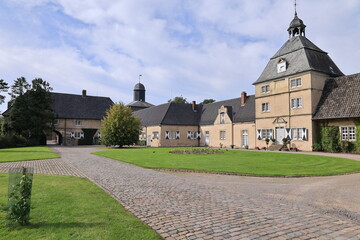 Fototapeta premium Blick auf das Historische Wasserschloss Westerwinkel in Ascheberg im Münsterland 