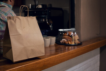 Preparacion de comida para llevar en una cafeteria Mexicana