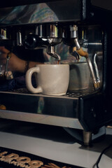 Preparacion de bebida con cafe y leche en maquina en una cafeteria Mexicana