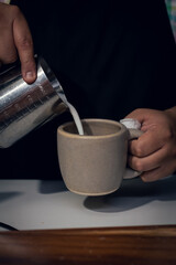 Preparacion de bebida con cafe y leche en maquina en una cafeteria Mexicana
