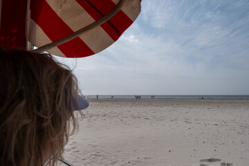 Blick aus einem Strandkorb auf einen Badestrand auf der Nordseeinsel Amrum