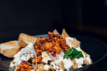 Platillo Mexicano chilaquiles con carne de puerco acompañado de frijoles y pan