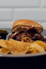 Hamburguesa de carne acompañada con papas caseras